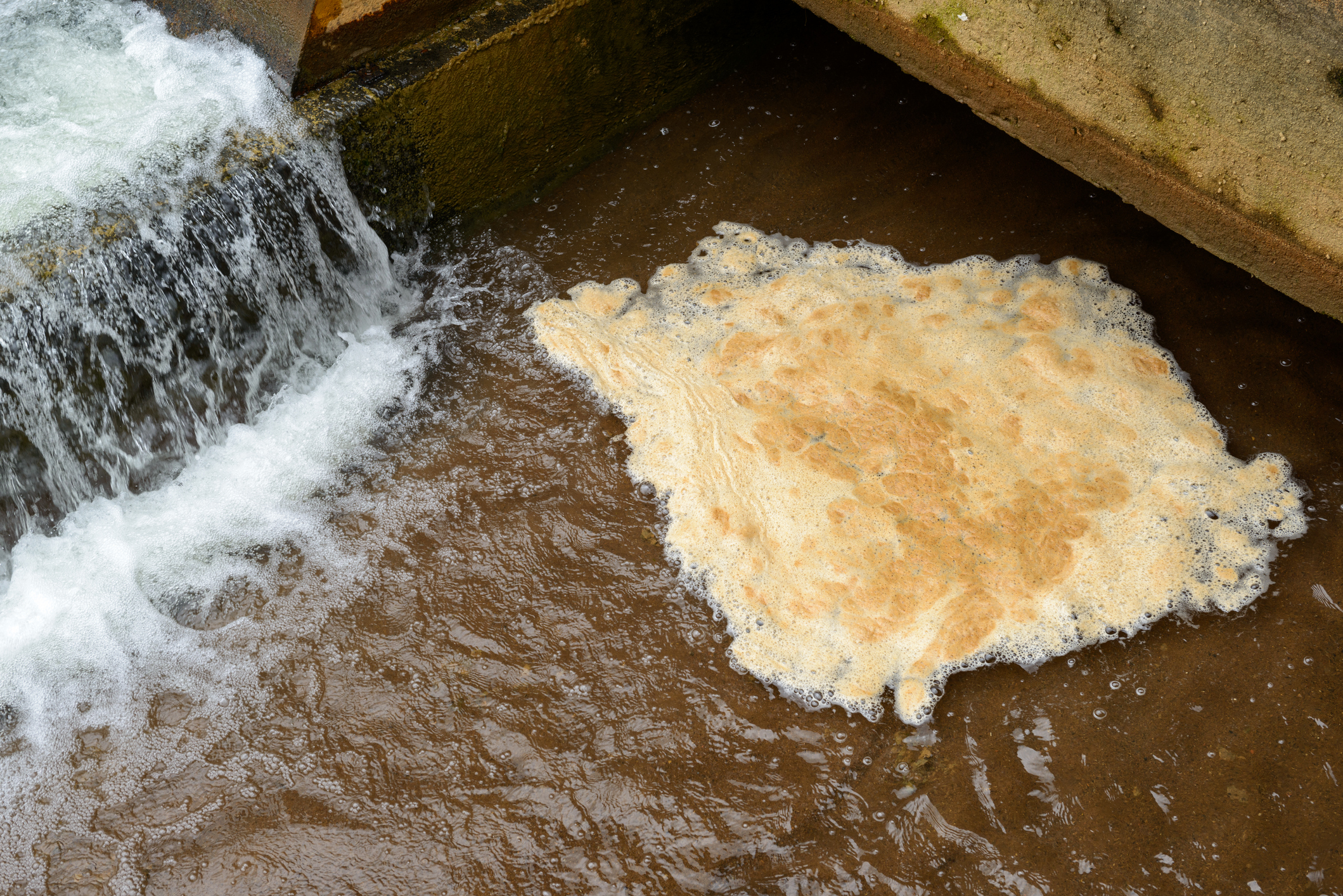 Water treatment plant, Rio Paraiba, Volta Redonda, Brazil Foam buildup in a wastewater treatment plant, highlighting the need for effective foam control solutions to maintain process efficiency.